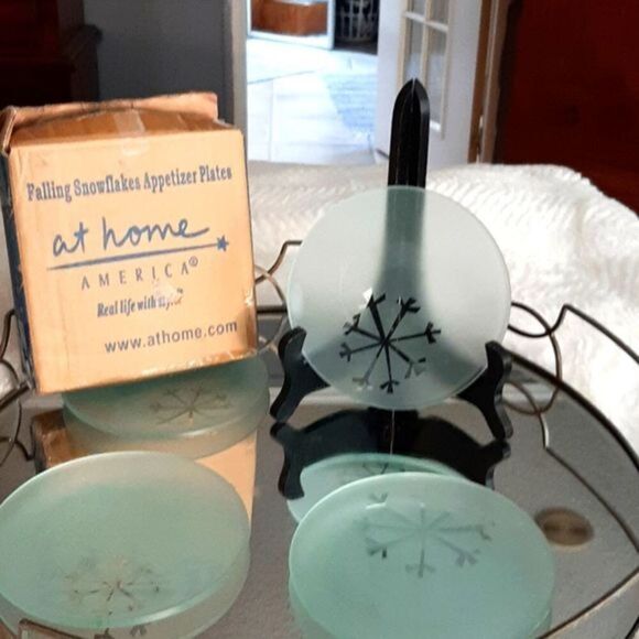 At Home Of America Vintage  Falling Snowflakes Appetizer Plates Set 4‎ New - Picture 1 of 5
